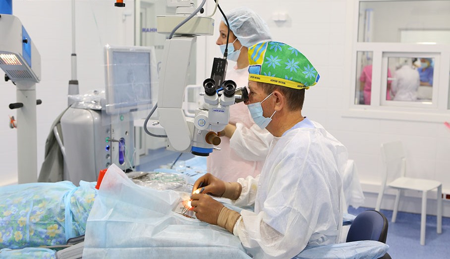 Новгород операция катаракта. Операция НГСЭ офтальмология. Операция непроникающая глубокая склерэктомия.